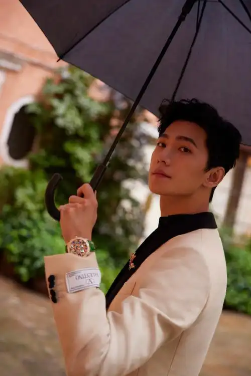 慵懒感卷发与浪漫雨天更相配07#杨洋##杨洋撑伞插兜#发型:@刘雪亮mq