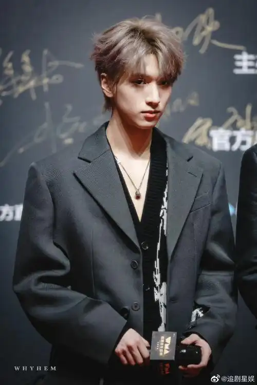 严浩翔杭州录制极限挑战穿搭##严浩翔复刻黑色深v毛衣造型