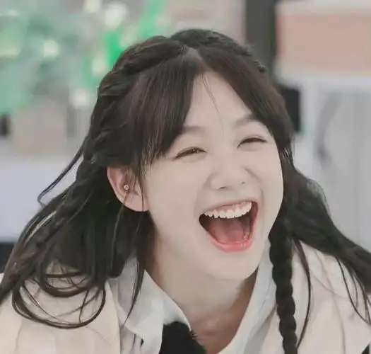 太治愈了,这个笑容真的很难不让人心动啊.怎么会有怎么可爱的女孩呢?