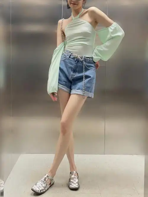 夏日穿搭这个薄荷绿吊带配短裤太夏日啦