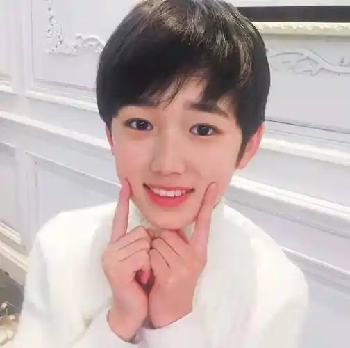 宋亚轩小时候太可爱了,给大张伟送馒头,还和汪涵分享自己的日记_节目