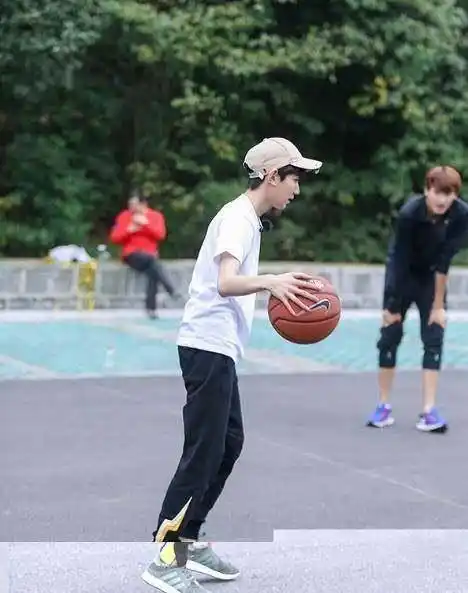 王源打篮球水平如何,粉丝:青春就是刚,没有不会的!_运动_技术_本质