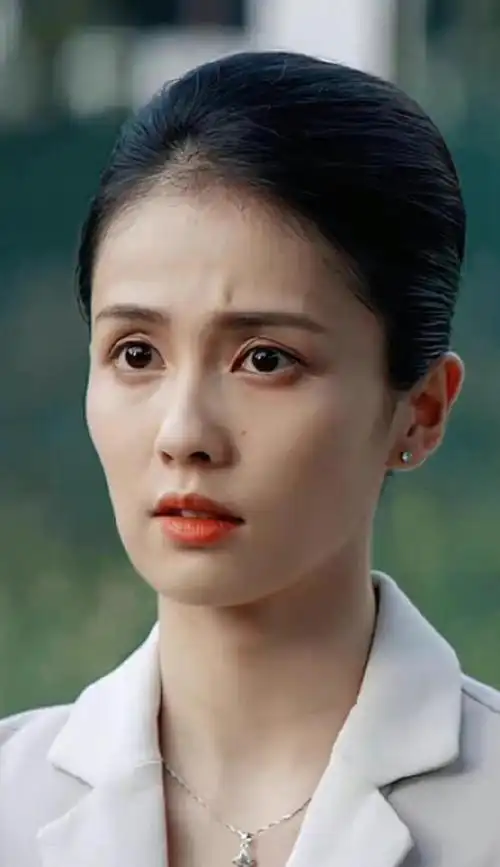 白鹿越来越削瘦了不仅脸颊凹陷小鸟腿更是抢镜