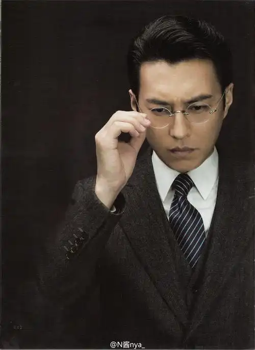 主题:靳东:尽管我给他们友情出演,他们也不至于说让别人来配我的台词.