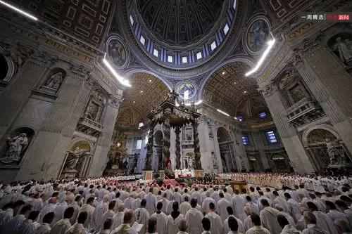 教皇弗朗西斯正在主持圣油弥撒