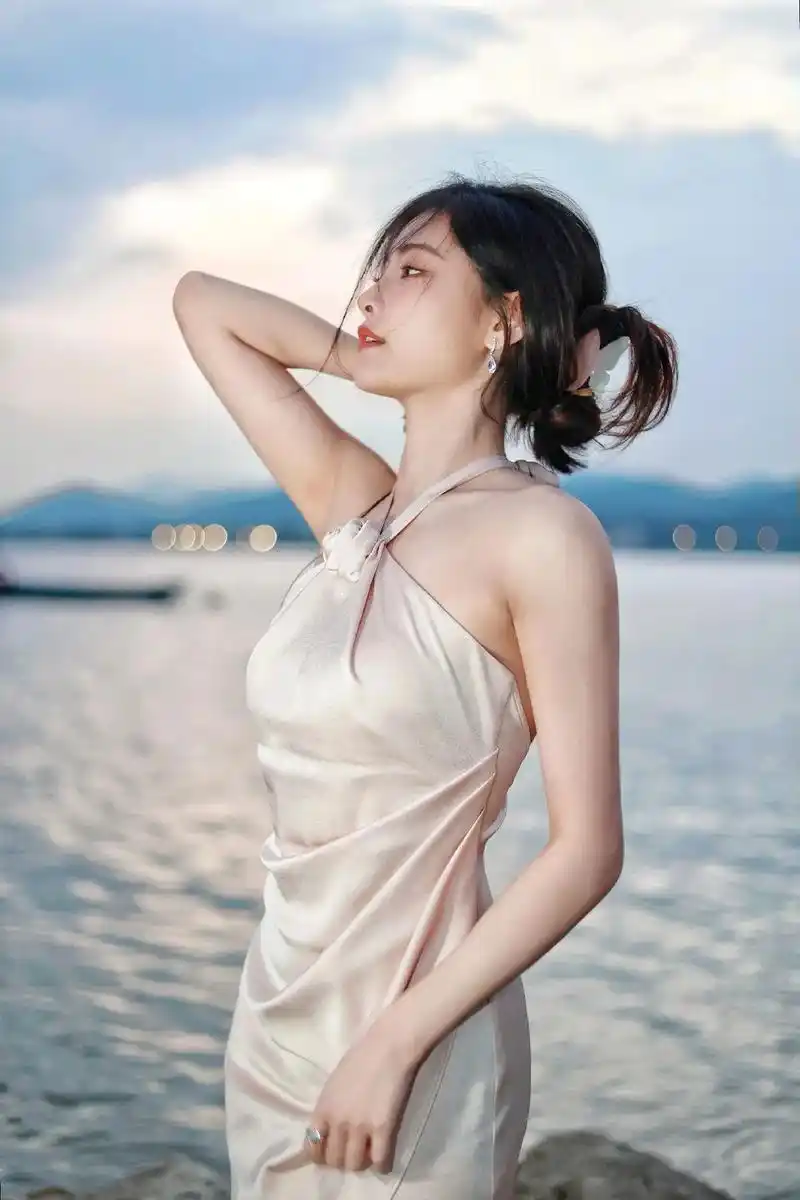 许佳琪海边沙滩唯美身姿写真不停更