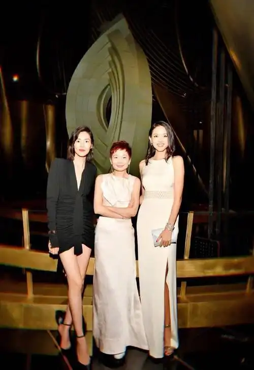 世界小姐张梓琳近照曝光,大秀美好身材,与关晓彤站一起太迷人