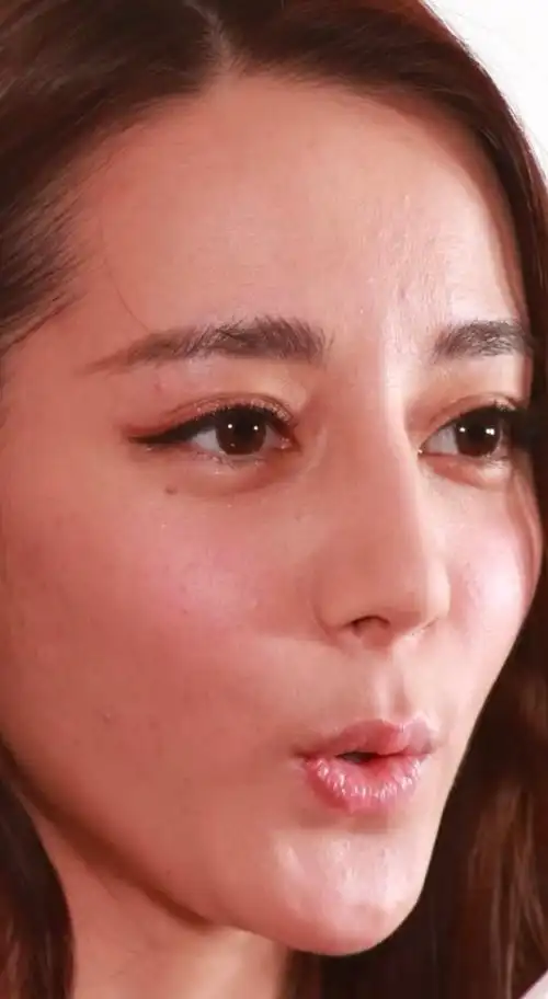 迪丽热巴 金九#迪丽热巴一个月上52次热搜,这个顶流美女的素颜你喜欢