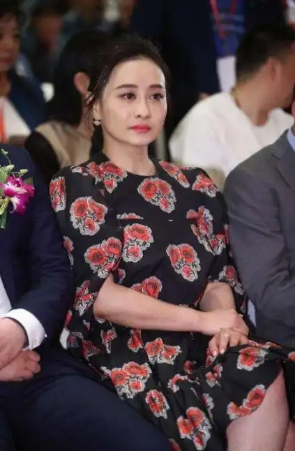 原创46岁陈德容近照曝光皮肤紧致气质优雅却被吐槽穿衣风格太显胖