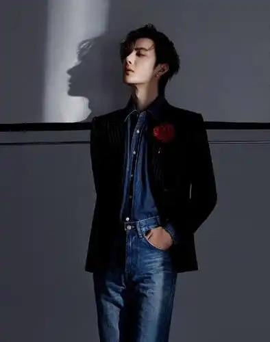 王一博不愧"行走的荷尔蒙",竖条纹西装搭金丝边眼镜,十分撩人