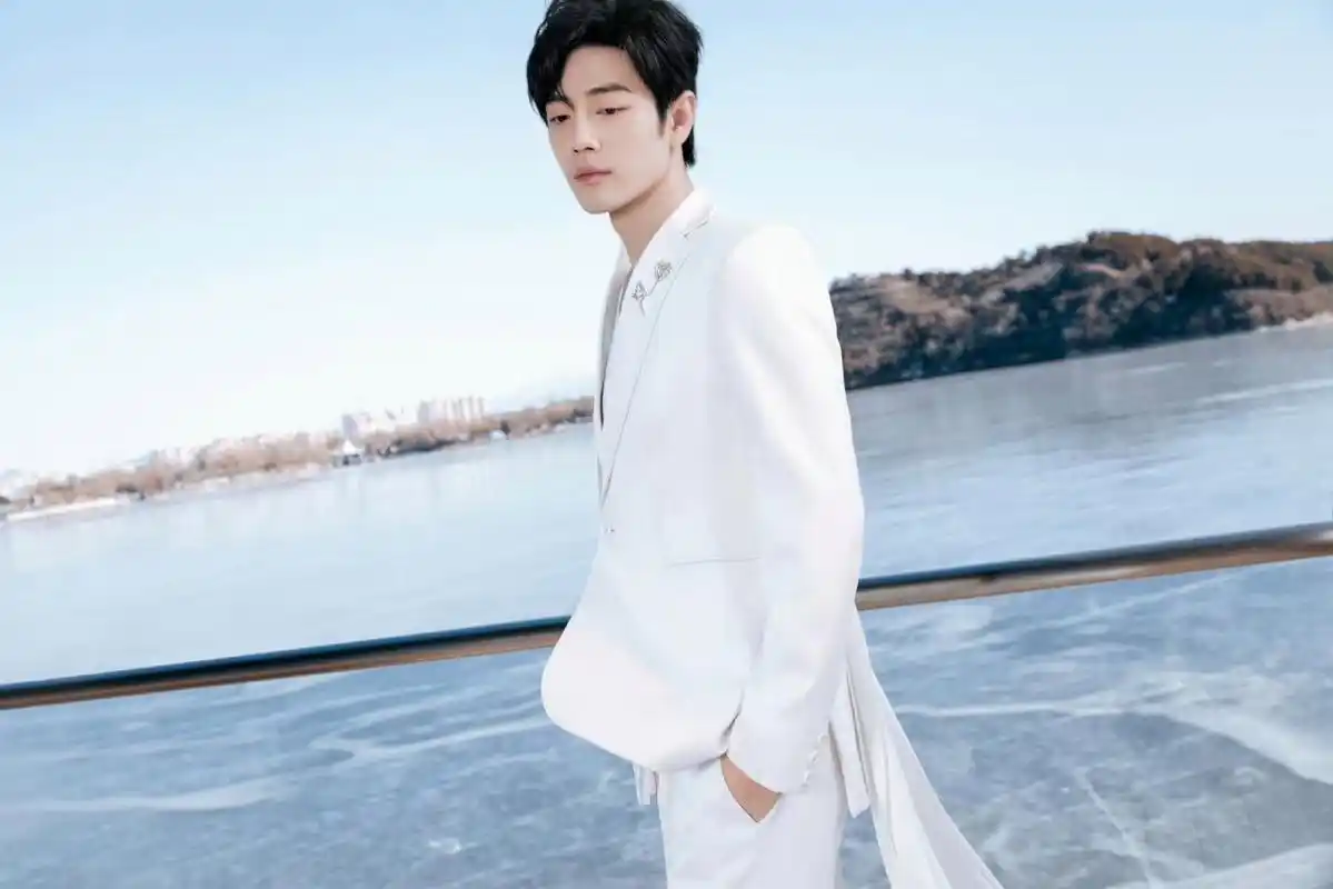 x玖少年团肖战daytoy 出席#2024网络视听盛典#,书写"同心向未来"的新