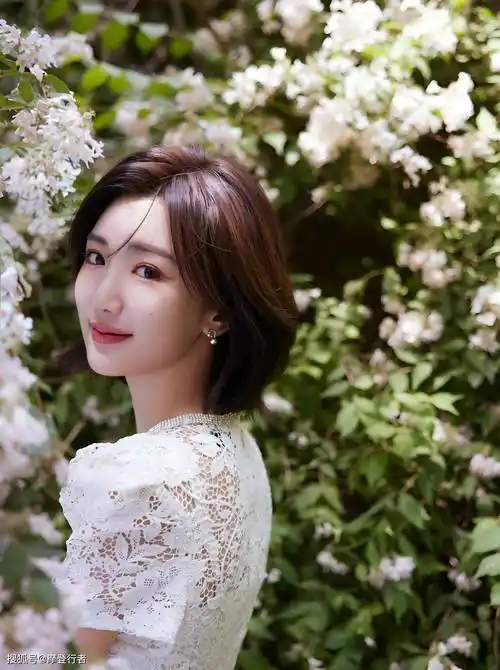 毛晓彤身着蕾丝镂空裙展现纤细腰身与优雅气质_照片_裙子_穿着