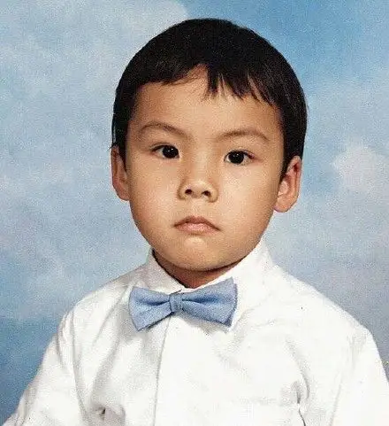 图陈伟霆的照片儿时可爱呆萌抱娃画面竟如此和谐