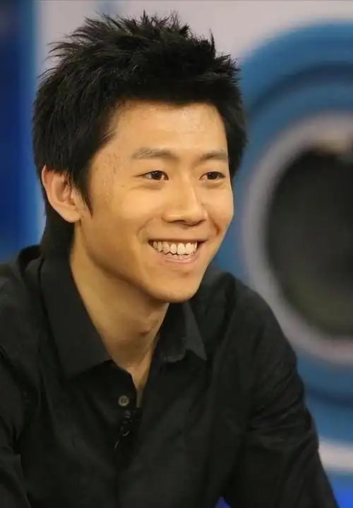 夏雨,影视圈最年轻的影帝,其在婚礼上拒绝父母参加的消息在网络上引起