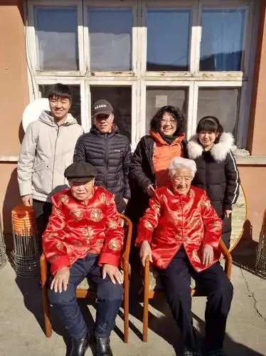 爷爷奶奶和小女儿一家的全家福