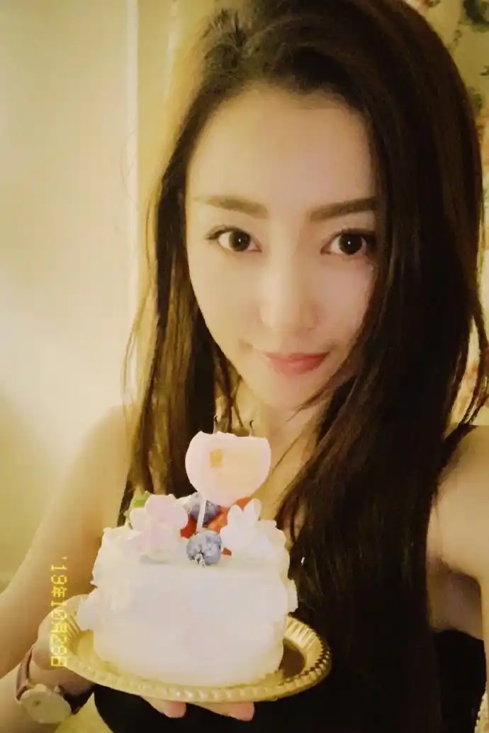 张天爱过生日做李小璐同款爱心发型,礼物堆满房间蛋糕只能闻一闻