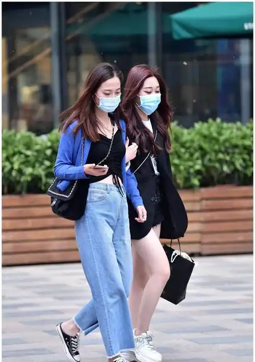 帆布鞋,春季里的时尚女生,穿出休闲风格,还可以展示身材