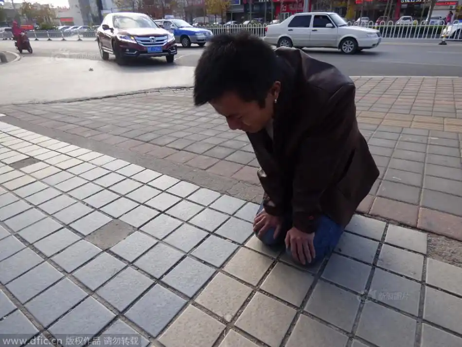 四川小伙跪求女友原谅 坚持30余天