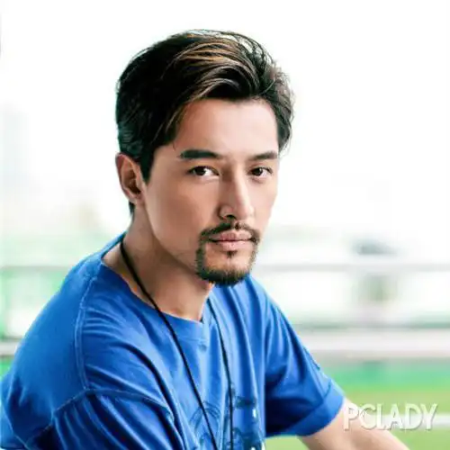 6,头发与胡须的造型要协调:长发应该搭配比较飘逸的胡须造型,配短硬的