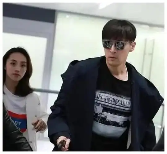 胡歌与老婆出门购物恩爱互动令人羡慕最可爱的身高差配