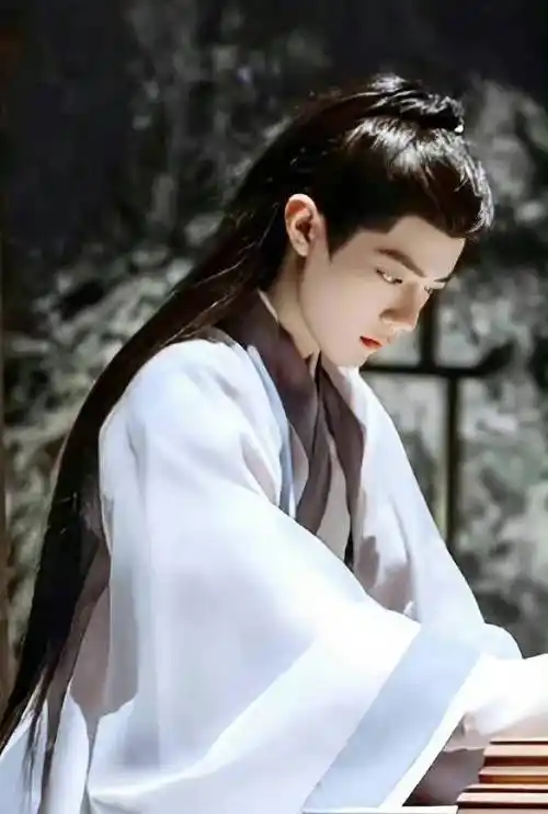 玉骨遥究竟什么时候来呢,等不及了想看白衣翩翩的时影大神官啦#肖战