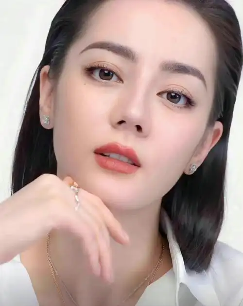 被女明星的霸气发言爽到了#迪丽热巴:凭什么女孩到了30岁就是一个