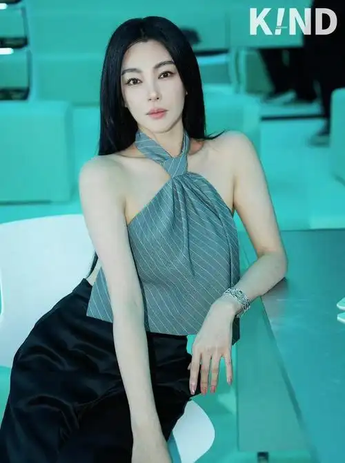 张雨绮又带火了一种新穿法:肚兜 阔腿裤,时髦性感一般人不敢穿|张雨绮