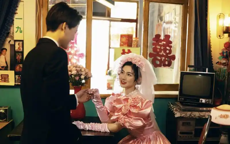 用妈妈结婚的婚纱,拍了套90年代婚纱照!!!_哔哩哔哩_bilibili