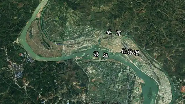 卫星上看重庆潼南:涪江穿城而过,西北边有一条人工运河