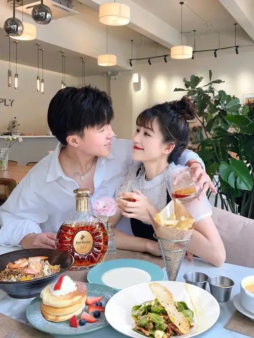 情侣吃饭拍照端午假期也要充满仪式感00