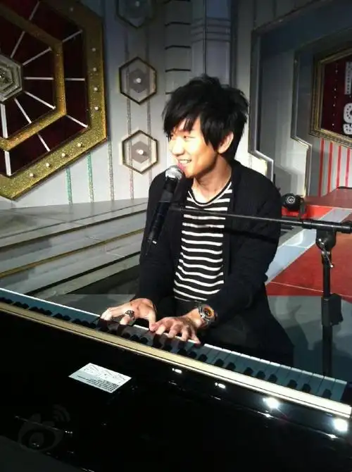 林俊杰出道时形象不忍直视,不靠整容却逆袭,但最成功的是他