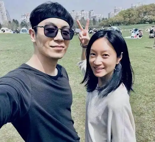 朱亚文妻子素颜出镜眉毛淡的都没型白发分明就是很纯天然的美