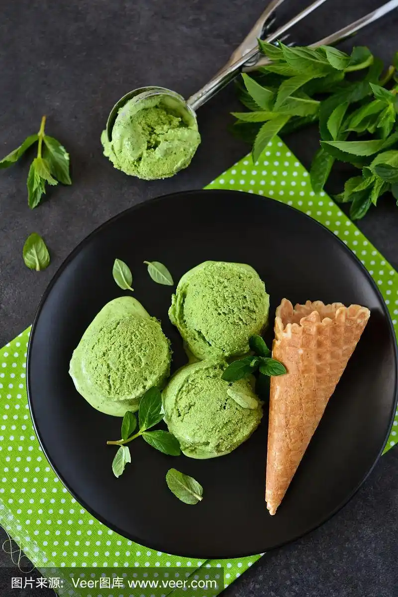 以罗勒和薄荷为背景,自制绿色冰淇淋.夏天的甜点.