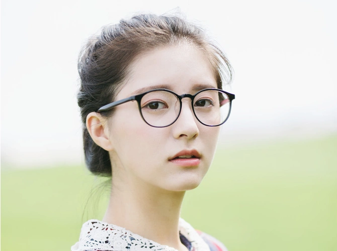圆框眼镜搭配技巧,变身知性文艺少女
