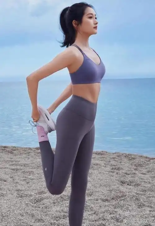 关晓彤晒海边跑步的写真身穿蓝色背心灰色紧身裤展现曼妙身材