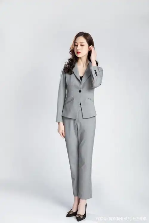 穿西装的女人