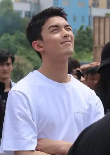 吴磊新发型引热议,寸头清爽帅气,网友:迪丽热巴同款