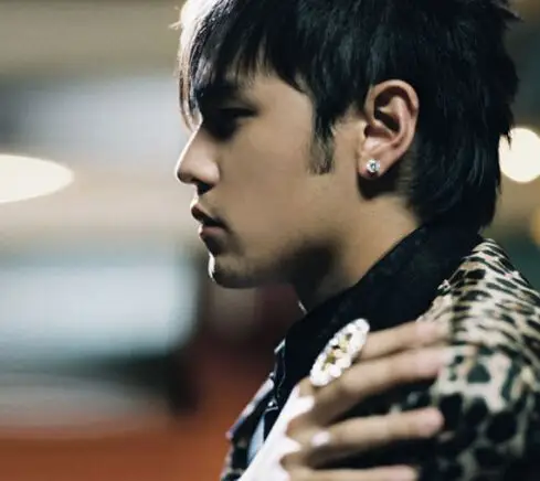 图周杰伦侧面照曝光自曝和妻子昆凌从不吵架