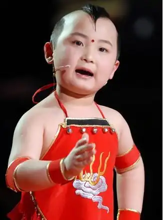 邓鸣贺在很小的时候就登上了春晚的舞台,他被称作是"年画娃娃",名气