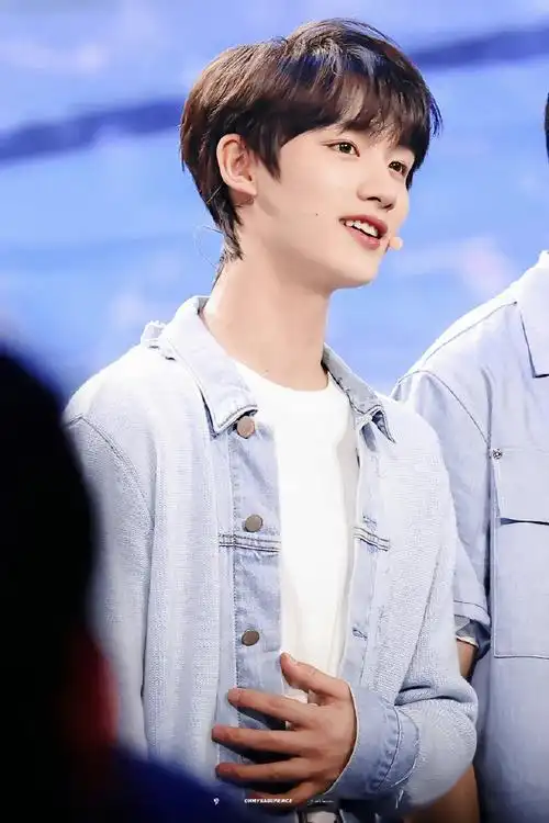 丁程鑫央视五四晚会造型##央视五四晚会