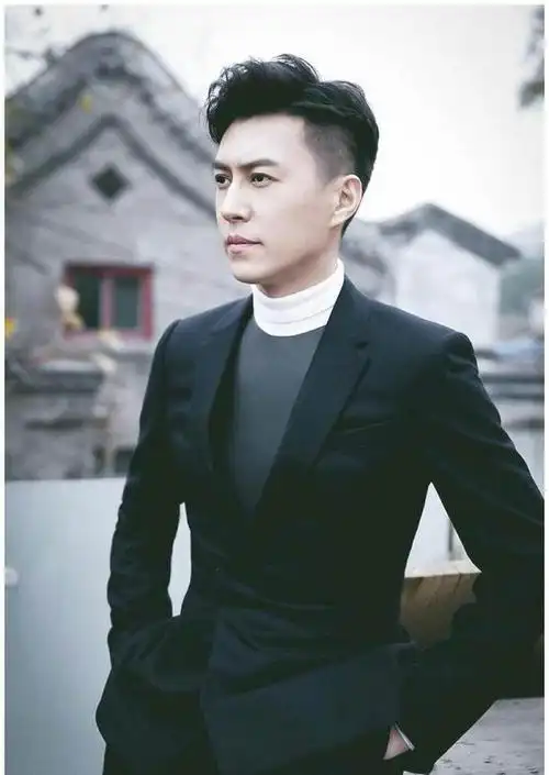 靳东西装革履大背头被吐槽伪装者火后为啥始终角色形象雷同