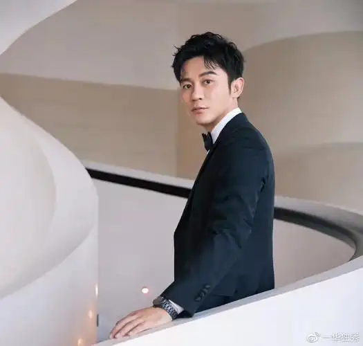 帅要抓紧晒李晨三亚出席影展酒店海边耍酷抢拍写真