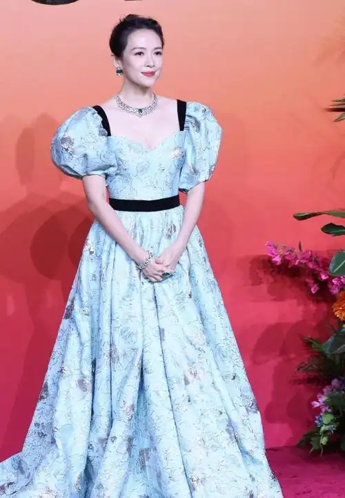 章子怡珠宝写真端庄矜贵蓝色碎花礼服添彩