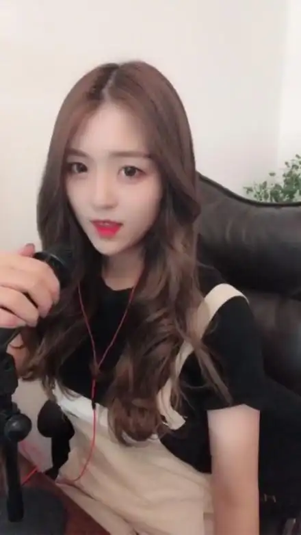 抖音m哥照片壁纸高清无水印 被评为抖音十大女神之一