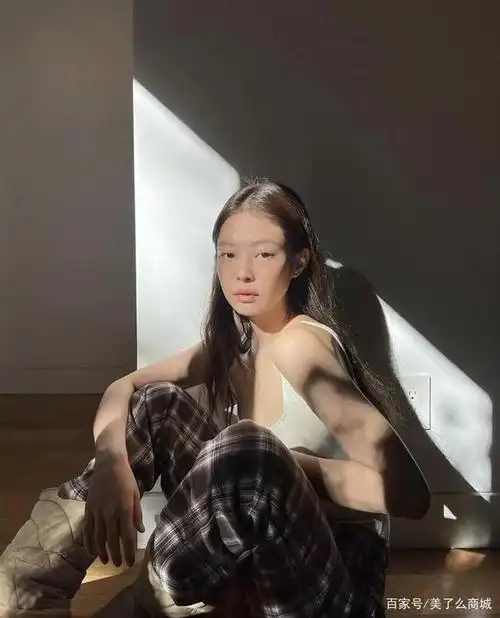 人间尤物jennie素颜了 眉毛全没曝原形