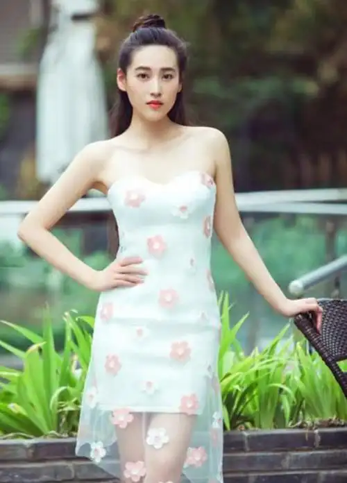 有媒体报道,宁丹琳的私生活比较乱,这也是影响她后期事业道路原因之一