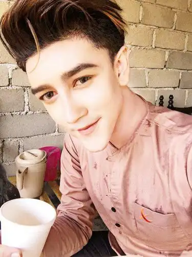 马来西亚版蛇精男 21岁男子疯狂整容遭受非议