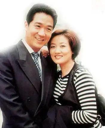 张国立爬山被路人拍下可怕后脑勺头发快掉光露出大块头皮