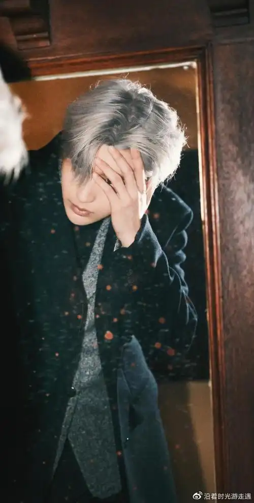 蔡徐坤银发撕漫男帅气写真壁纸