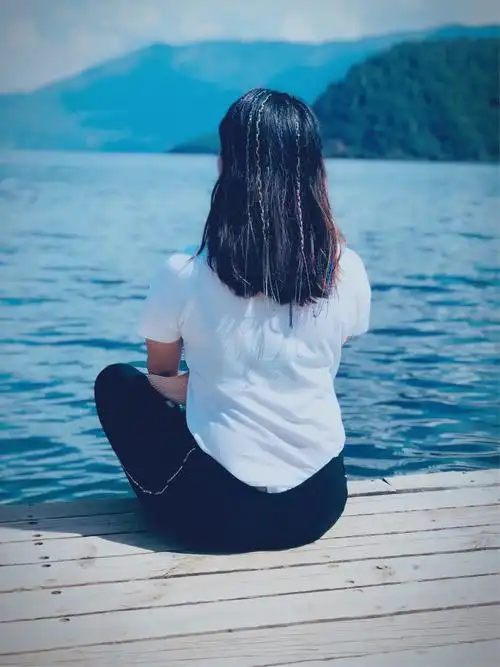 一个人坐在长椅上,呆呆地望着窗外, 让自己的心从久经的忙碌中安静下